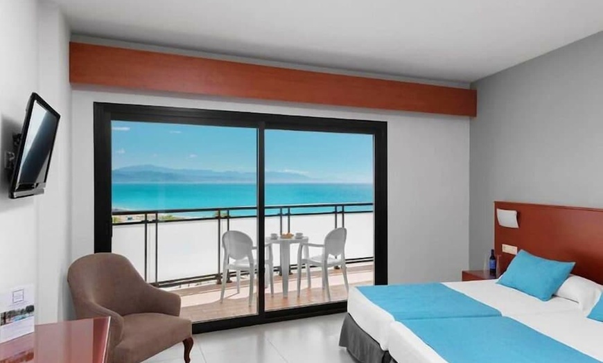 Image 2: ✈ COSTA DEL SOL | Torremolinos - Hotel Puente Real 4* - Centre de F...