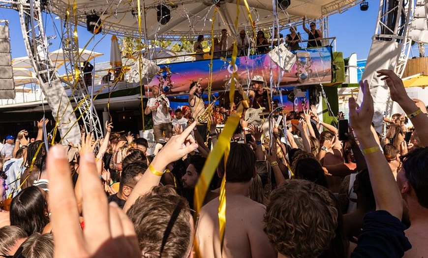 Image 27: Excursión a la piscina y discoteca de Ibiza, incluyendo O Beach y E...