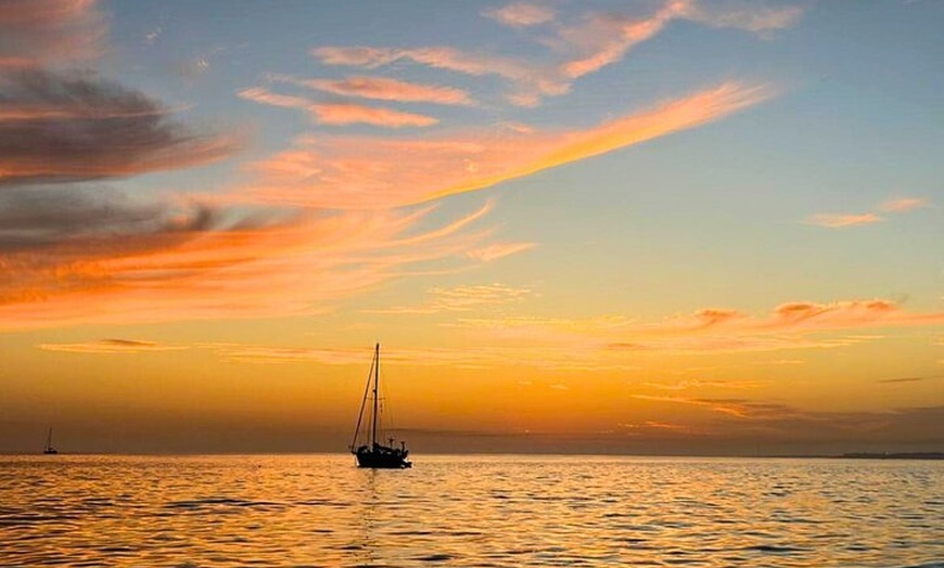 Image 16: Yate Privado con Barbacoa Gourmet y Atardecer