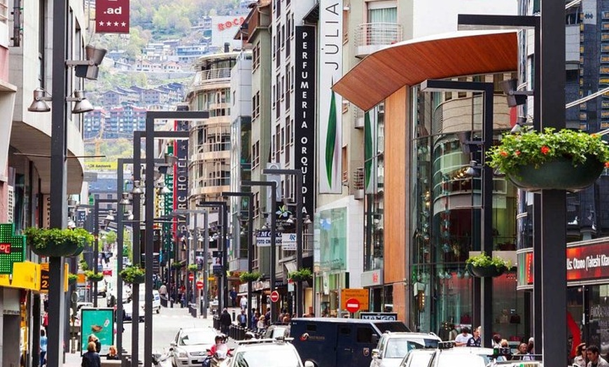 Image 10: Excursión privada de un día de Barcelona a Andorra – Cómodo coche a...