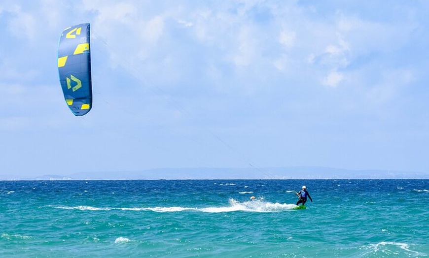 Image 10: Curso de kitesurf privado en Tarifa (de principiante a avanzado)