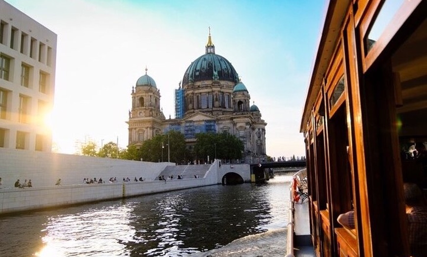 Image 7: Glühwein On The Rocks Schiffstour in Berlin