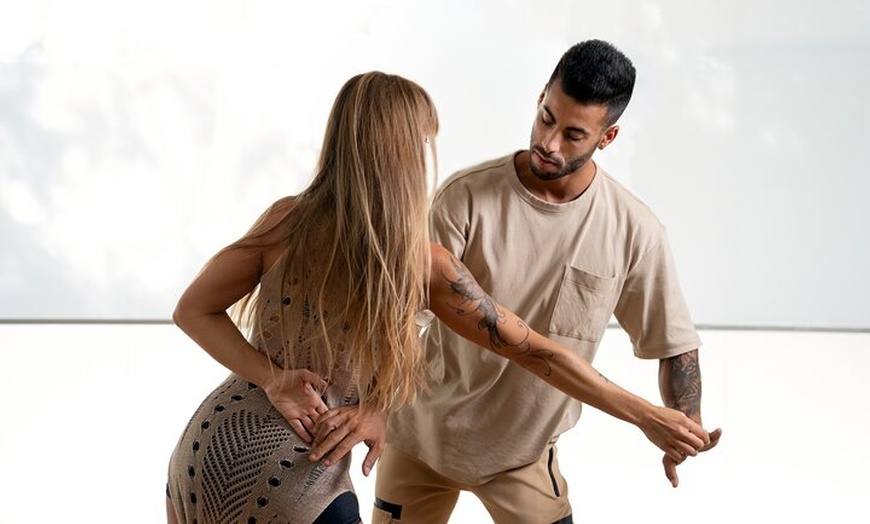 Image 6: Experiencia en clase de baile latino y salsa en Valencia