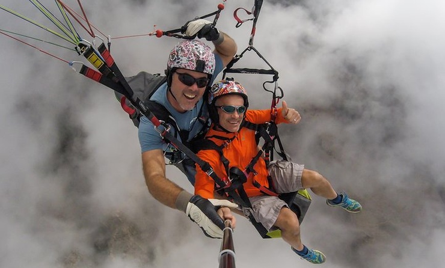 Image 8: Experiencia épica de parapente en Tenerife con el equipo campeón de...