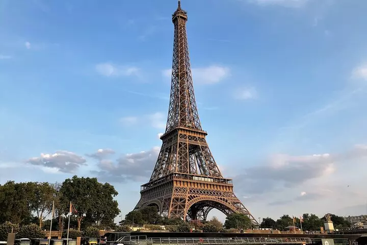 Tour Eiffel Escalade avec accès au sommet et pâtisseries Françaises - Primary Image