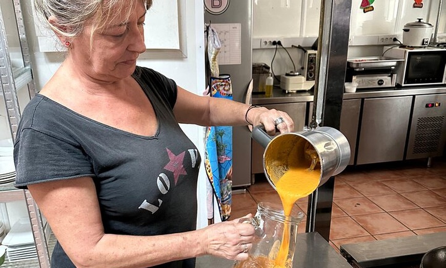 Image 10: Clase de Cocina de Tapas Española con Música de Guitarra en Vivo