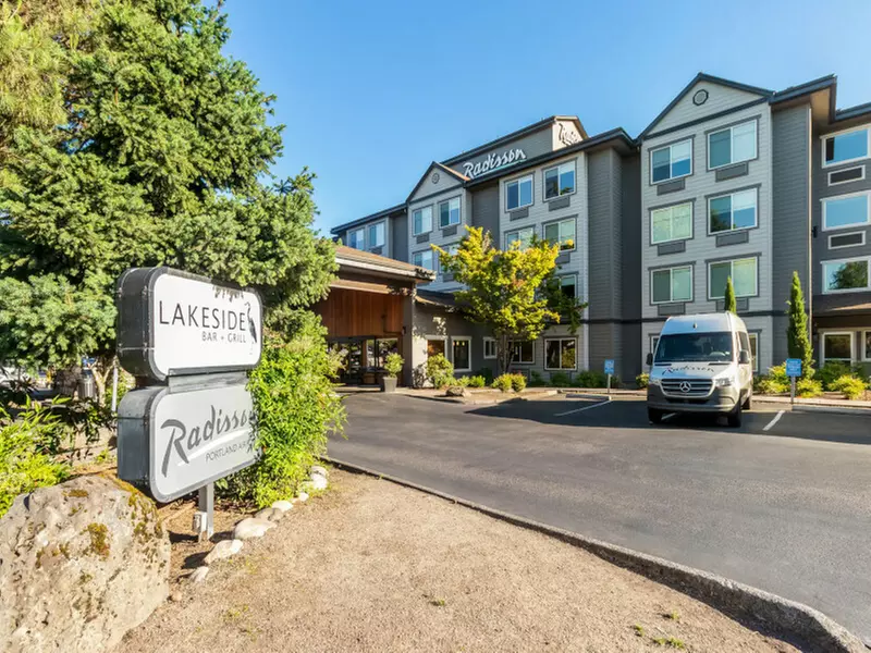 Parking at Radisson PDX Lot