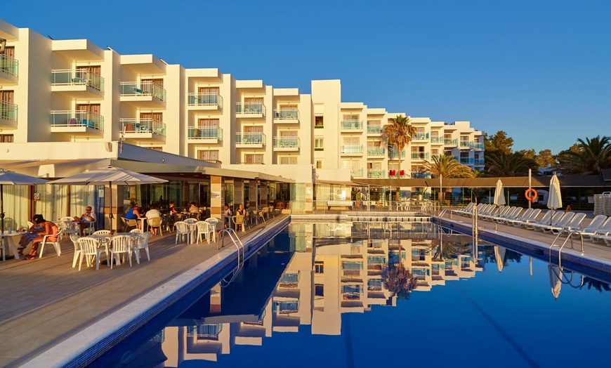 Image 2: ✈ IBIZA | Bahía de Sant Antoni - Aparthotel Nereida 3* - Tout inclus