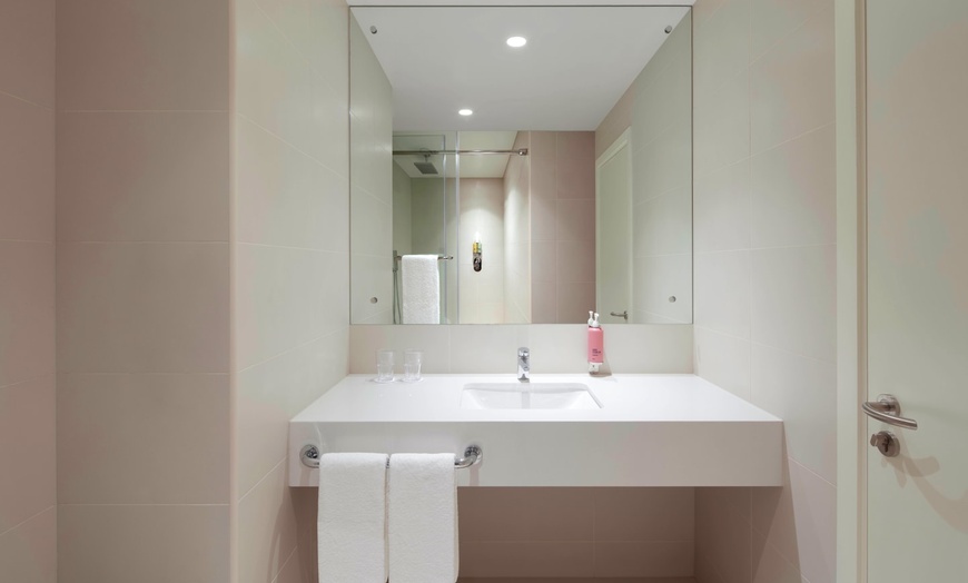 Image 4: ✈ EMIRATS ARABES UNIS | Dubaï - Rove Trade Centre 3* - Piscine exté...