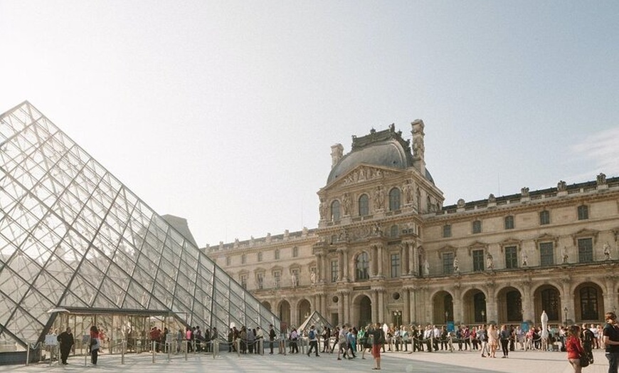 Image 4: Visite guidée privée d'une demi-journée à Paris en van de luxe