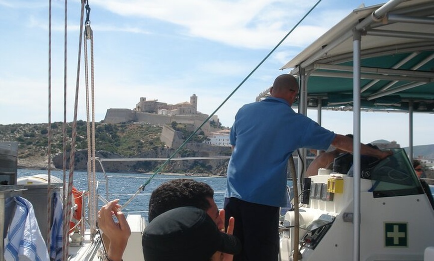 Image 30: Excursión desde Ibiza a Playa de Illetas en Catamarán con Comida