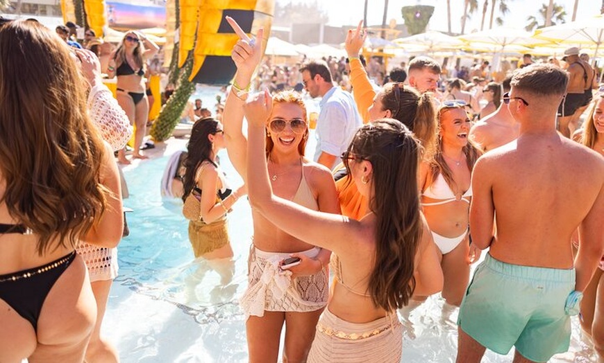 Image 22: Excursión a la piscina y discoteca de Ibiza, incluyendo O Beach y E...