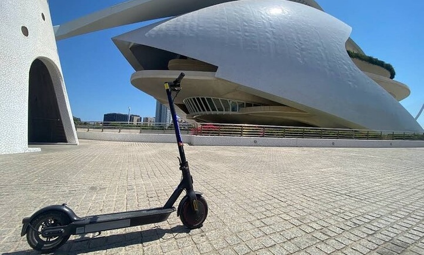 Image 2: Tour privado en moto eléctrica: Ciudad Vieja, Jardines y Ciudad de ...