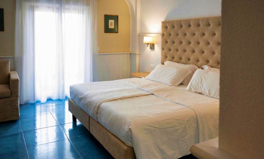 Image 2: ✈ SICILIË | Giardini Naxos - Arathena Rocks 4*, 2 nachten - Aan zee