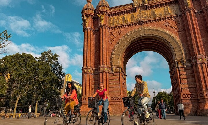 Image 3: Recorrido en bicicleta al amanecer: Barcelona ante las multitudes