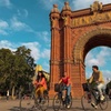 Image 3: Recorrido en bicicleta al amanecer: Barcelona ante las multitudes