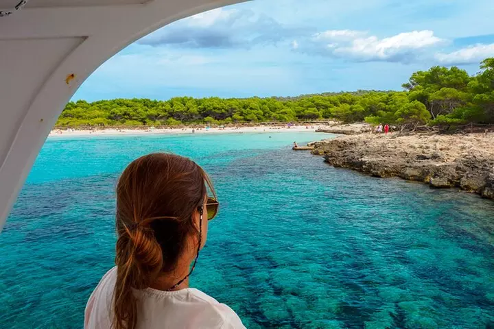 Excursión en barco durante todo el día, comida y traslado incluidos.