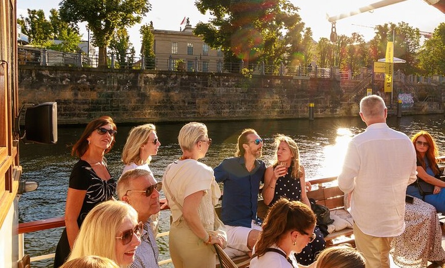 Image 10: Sightseeing Bootstour auf historischem Schiff in Berlin