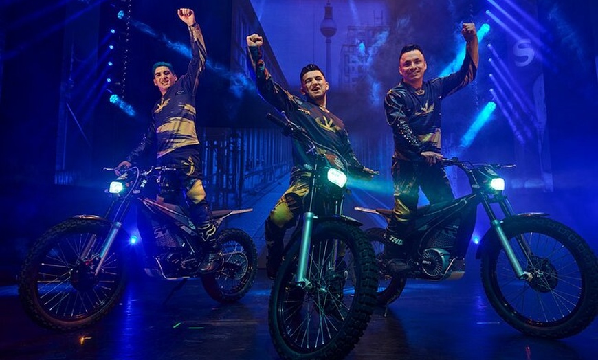 Image 7: Wintergarten Varieté "VARIETÉ GAGA - The Crazy Berlin Show"