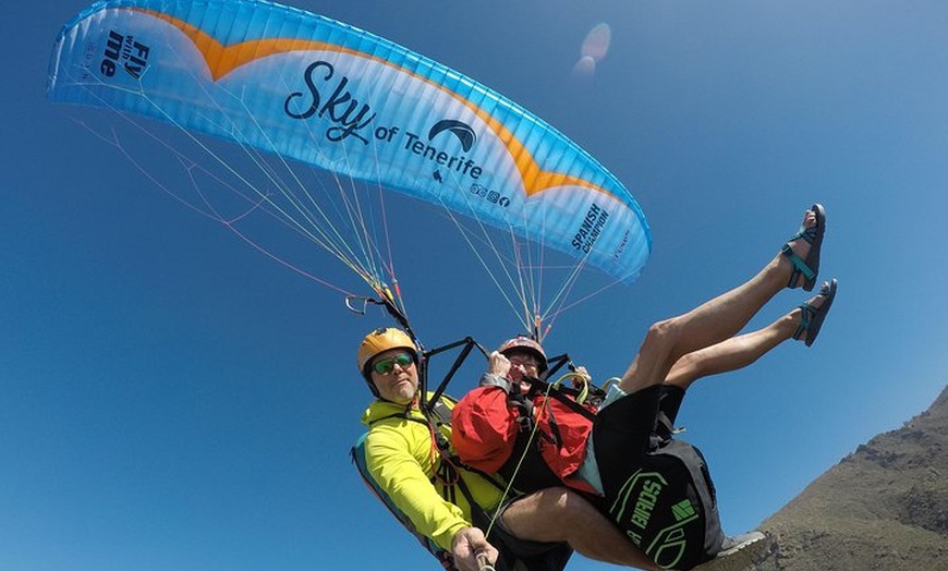 Image 17: Experiencia épica de parapente en Tenerife con el equipo campeón de...