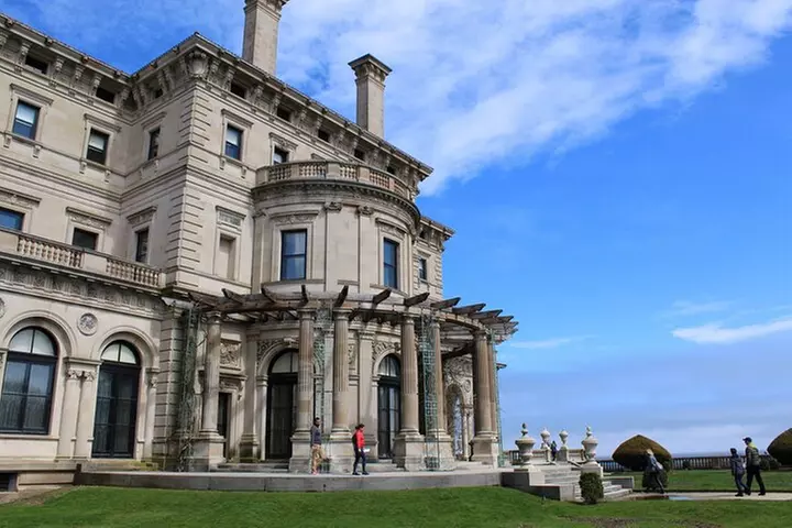 Explore Newport Cliff Walk Self Guided Walking Tour