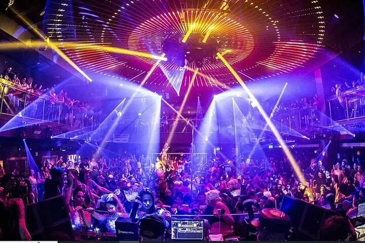Bar Crawl Miami: 4 Venues 1 Night Including Drinks specials
