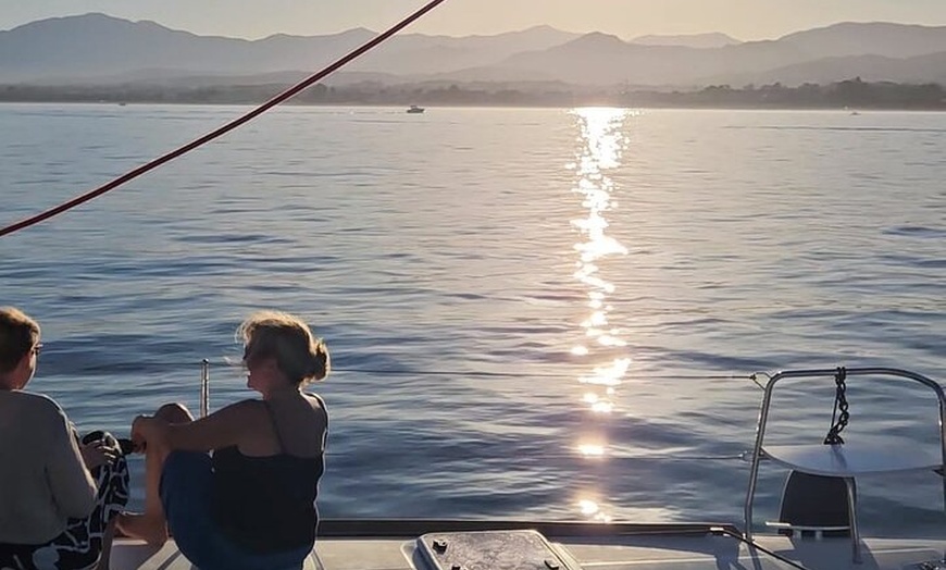 Image 2: Marbella: Crucero al atardecer en catamarán con aperitivos y bebidas