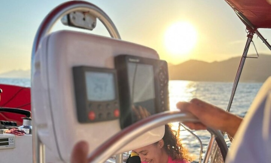 Image 2: Tour privado en velero con aperitivo en Barcelona