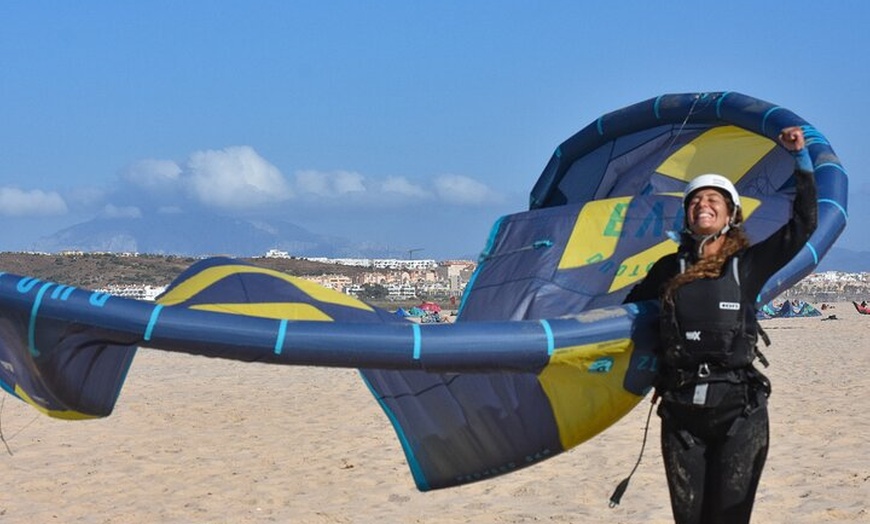 Image 9: Curso de kitesurf privado en Tarifa (de principiante a avanzado)