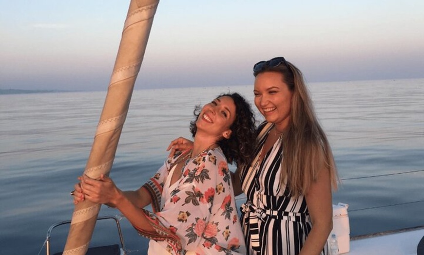 Image 10: Marbella: Crucero al atardecer en catamarán con aperitivos y bebidas