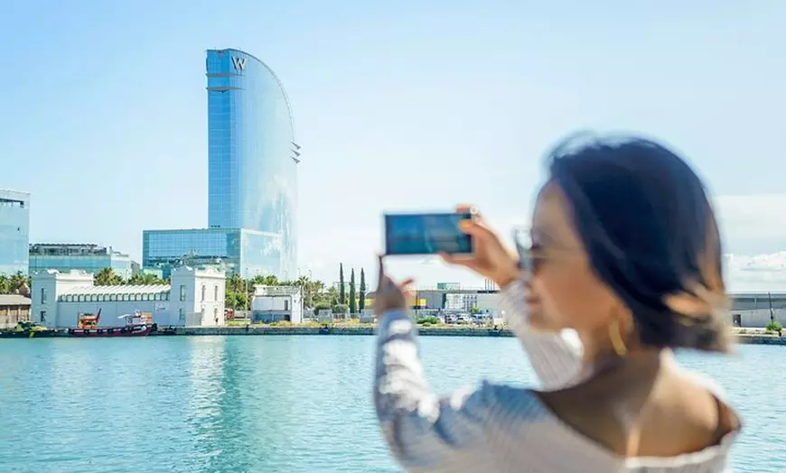 Image 4: Tour Barcelona 360 : Tour a pie de vuelo, vela y casco antiguo