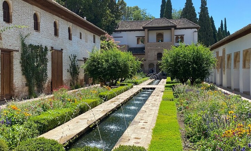 Image 1: Jardines de la Alhambra, Generalife y Alcazaba Entradas y guía local