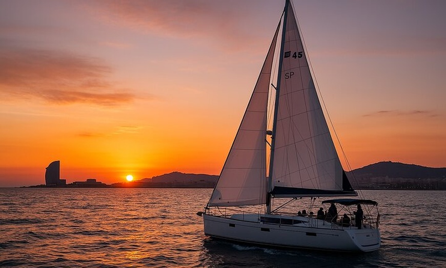 Image 9: Barcelona Sailing Experience 2 hs con aperitivos y bebidas Premium
