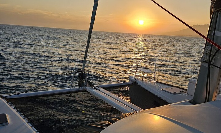 Image 9: Marbella: Crucero al atardecer en catamarán con aperitivos y bebidas