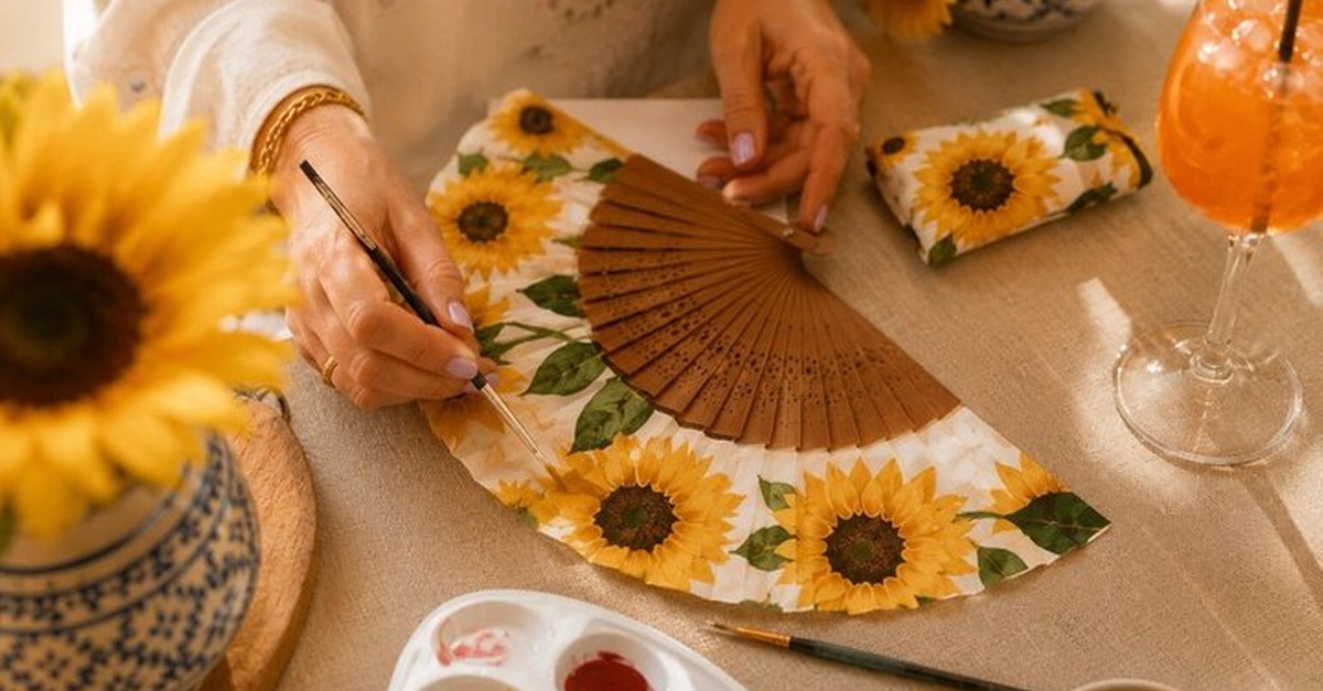 Taller para pintar un abanico sevillano en Triana, Sevilla