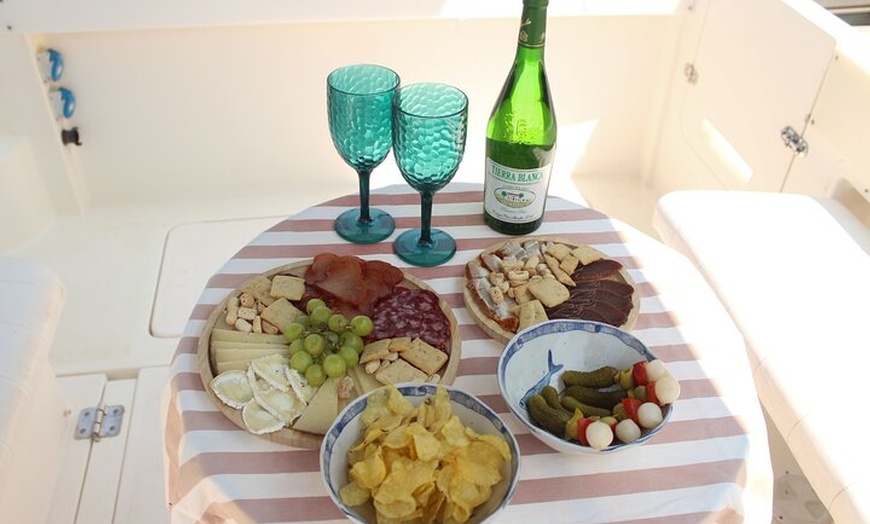 Image 3: Tour Privado en Barco por Trafalgar,Cádiz con Aperitivo y Snorkel