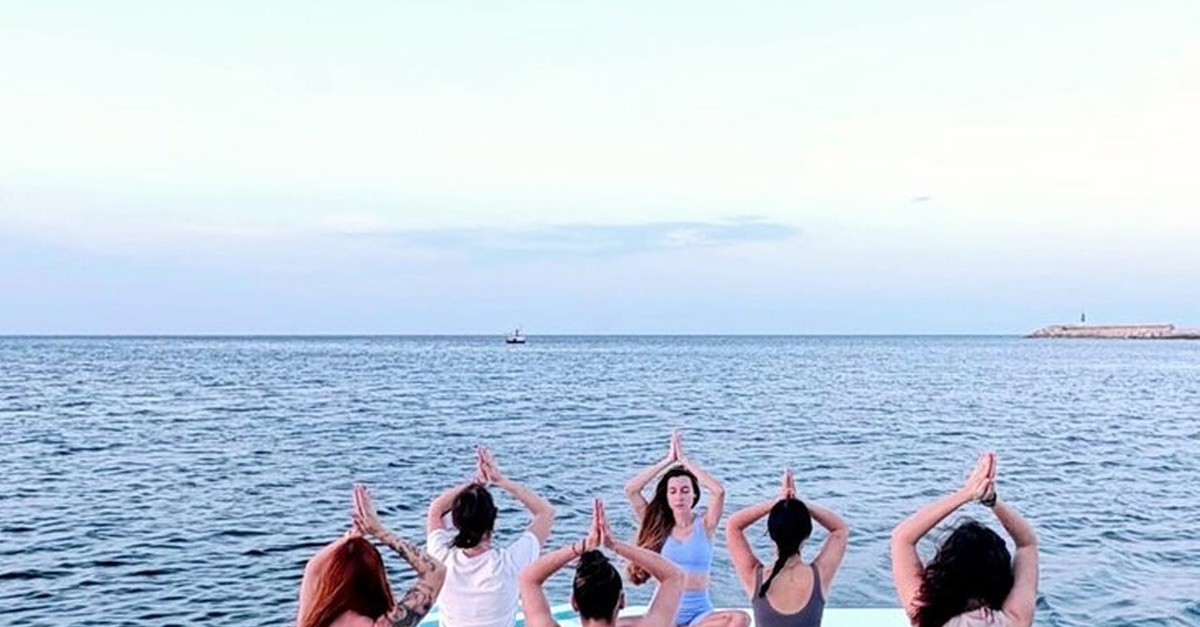 Sesión de yoga y paseo en barco al atardecer en Dénia, Alicante