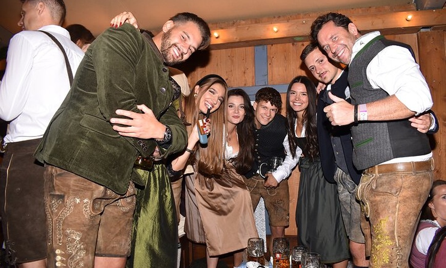 Image 2: Oktoberfest Tour All in Tischreservierung mit 2 Fahrgeschäften