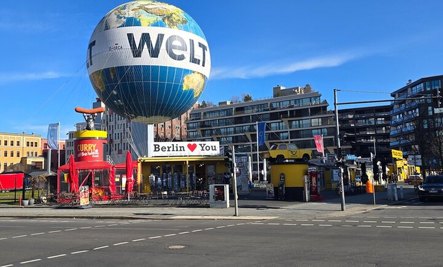 Image 5: Berlin VIP TOUR - Private Bus Tour inklusive Chauffeur und Guide