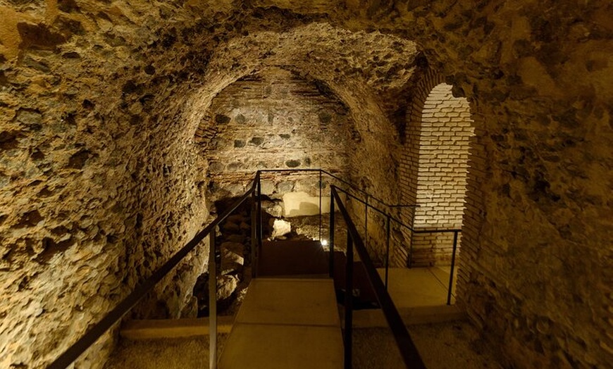Image 3: Tour Toledo Subterráneo Visita Termas romanas y Sótanos Privados