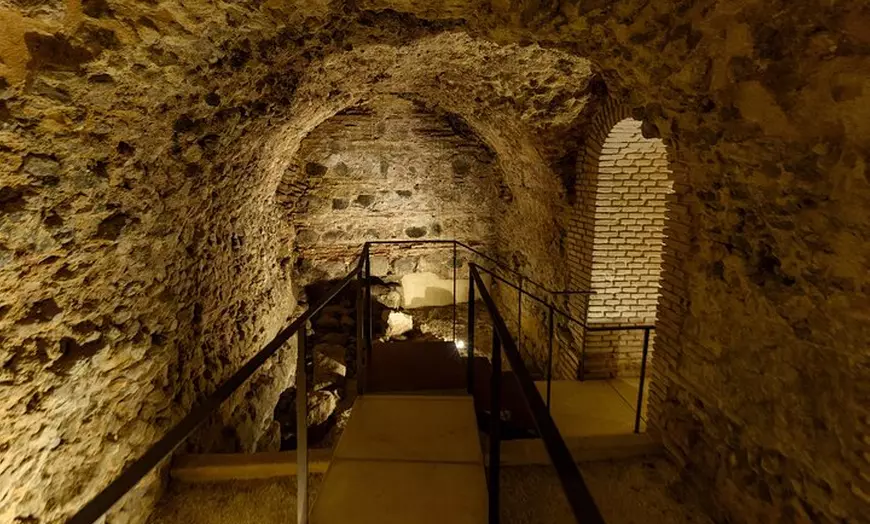 Image 1: Tour Toledo Subterráneo Visita Termas romanas y Sótanos Privados