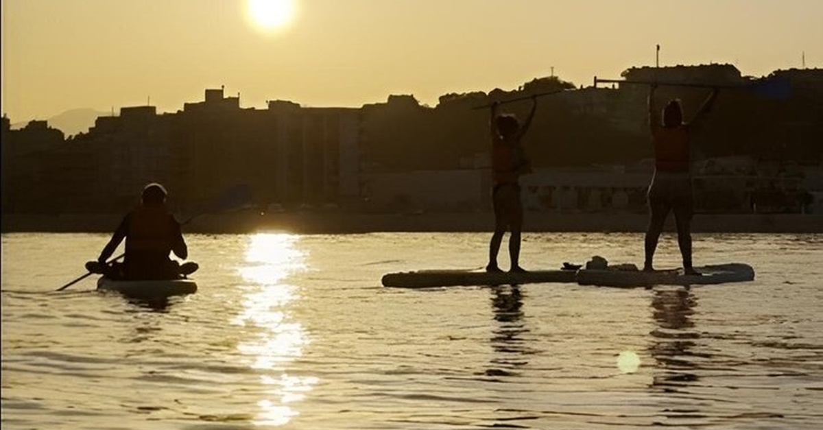 Actividad de paddle surf en la Costa Brava, Tarragona