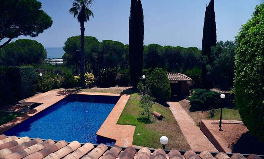 Image 1: Cata de vinos con vistas al mar Mediterráneo