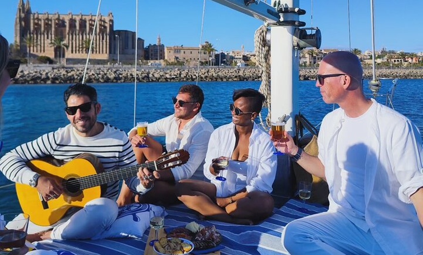Image 3: Experiencia Gastronómica a Bordo de Velero Clásico en Palma