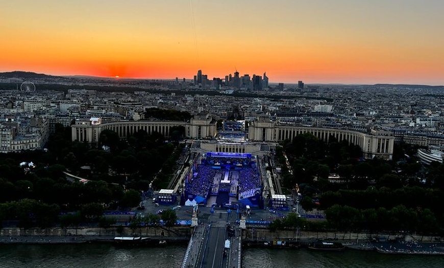 Image 4: Visite de l'ascenseur de la Tour Eiffel au deuxième étage et option...