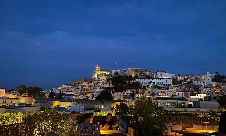 Image 7: Visita Nocturna Guiada a Dalt Vila Ibiza con Copa de Sangría