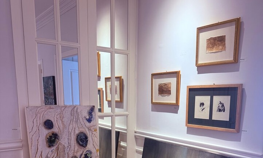 Image 15: Brunch español gourmet en una galería de arte privada oculta