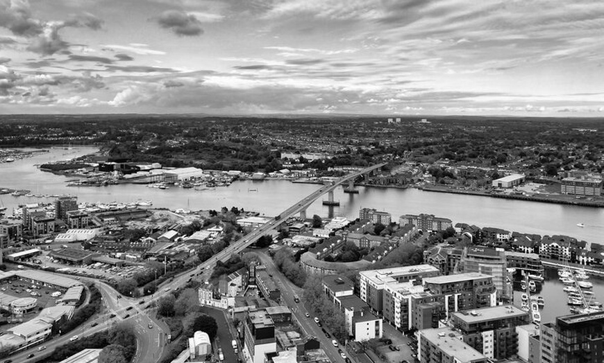 Image 3: London - Southampton: Premium Chauffeur Transfer