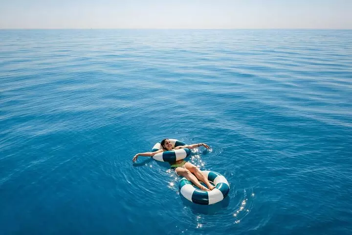 Crucero al atardecer en Barcelona liderado por Young & Local Captain