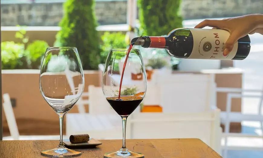 Image 2: Visita a bodega con Cata de 3 Vinos y Aperitivos